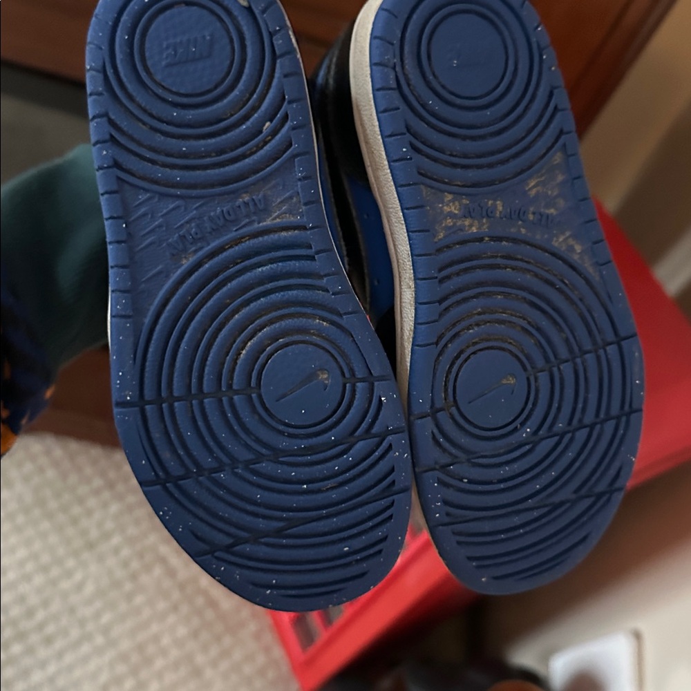 Nike Kids' Court Borough Mid 2
Basketball Shoe - Picture 2 of 5